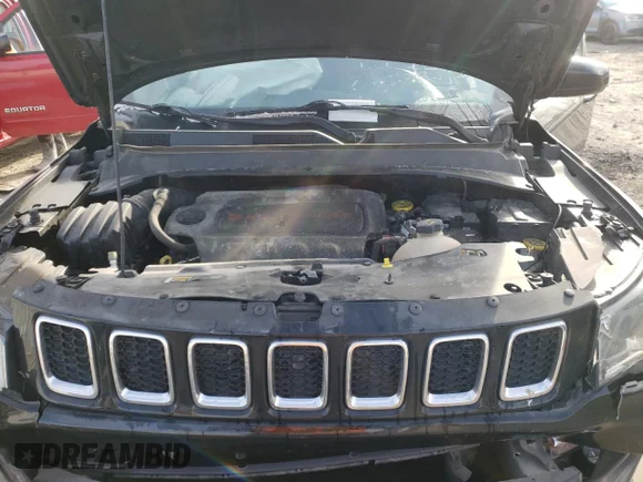 ✅ 2018 Jeep Compass Latitude • VIN: 3C4NJDBB8JT455546 • Лот: 43876063. Опубліковано раніше на Copart з пробігом 70 217 миль. Безкоштовний доступ до архіву аукціонних продажів зі США та докладний звіт про історію автомобіля на DreamBid. Зображення 11.