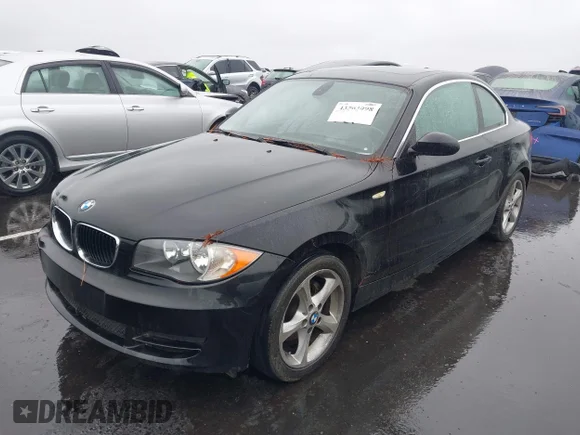 ✅ 2009 BMW 1 Series 128i • VIN: WBAUP93589VF46019 • Лот: 43563098. Опубліковано раніше на IAAI з пробігом 111 556 миль. Безкоштовний доступ до архіву аукціонних продажів зі США та докладний звіт про історію автомобіля на DreamBid. Зображення 2.