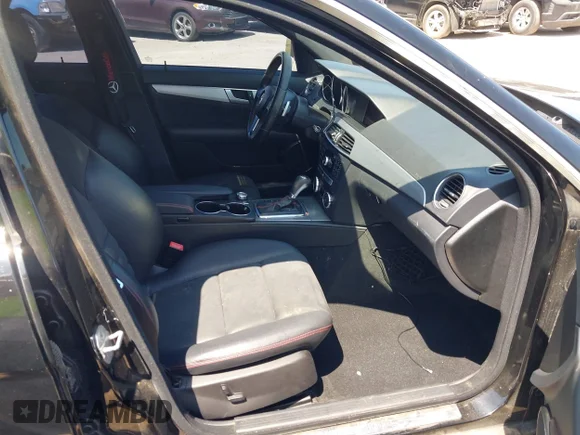 ✅ 2013 Mercedes-Benz C 300 Sport • VIN: WDDGF8AB5DR288651 • Lot: 45018798. Wystawiony na IAAI z przebiegiem 160 832 mil. Bezpłatny archiwum sprzedaży aukcyjnych z USA i szczegółowy raport historii pojazdu na DreamBid. Zdjęcie 5.