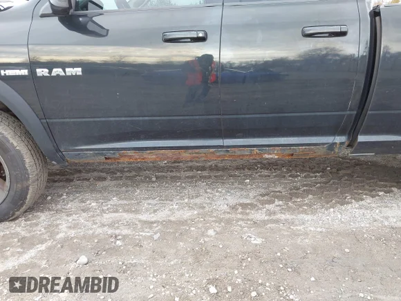 ✅ 2009 Dodge 1500 Laramie • VIN: 1D3HV18T59S821211 • Lot: 44153659. Wystawiony na IAAI z przebiegiem 146 042 mil. Bezpłatny archiwum sprzedaży aukcyjnych z USA i szczegółowy raport historii pojazdu na DreamBid. Zdjęcie 6.