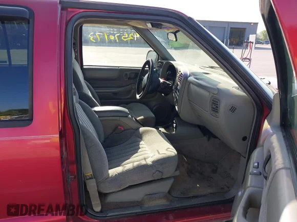 ✅ 2000 Chevrolet Blazer LT • VIN: 1GNDT13W8Y2149343 • Lot: 42570173. Wystawiony na IAAI z przebiegiem 128 445 mil. Bezpłatny archiwum sprzedaży aukcyjnych z USA i szczegółowy raport historii pojazdu na DreamBid. Zdjęcie 5.