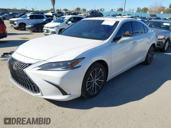 ✅ 2025 Lexus ES 300h • VIN: 58ADA1C1XSU055872 • Лот: 44310620. Опубліковано раніше на IAAI з пробігом 23 350 миль. Безкоштовний доступ до архіву аукціонних продажів зі США та докладний звіт про історію автомобіля на DreamBid. Зображення 2.