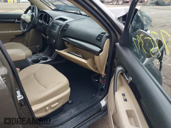 ✅ 2013 Kia Sorento EX • VIN: 5XYKU4A69DG321963 • Lot: 44775397. Wystawiony na IAAI z przebiegiem 159 519 mil. Bezpłatny archiwum sprzedaży aukcyjnych z USA i szczegółowy raport historii pojazdu na DreamBid. Zdjęcie 5.