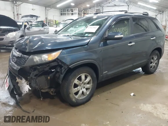 ✅ 2011 Kia Sorento LX • VIN: 5XYKTDA15BG115608 • Lot: 43962981. Wystawiony na IAAI z przebiegiem 164 967 mil. Bezpłatny archiwum sprzedaży aukcyjnych z USA i szczegółowy raport historii pojazdu na DreamBid. Zdjęcie 2.