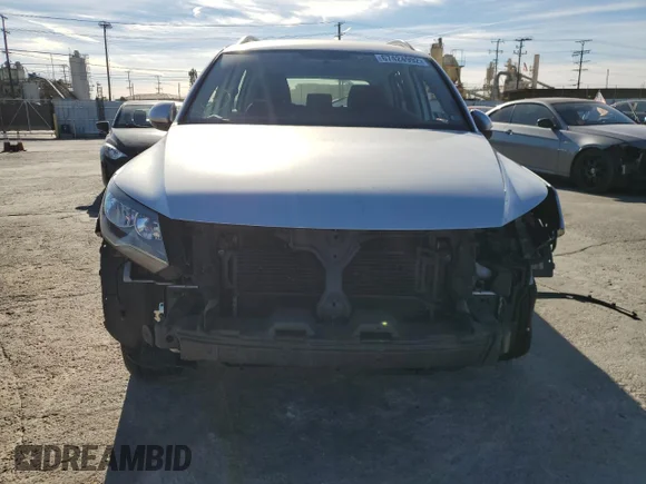 ✅ 2018 Volkswagen Tiguan • VIN: WVGBV7AX1JK001819 • Лот: 67424992. Опубликован ранее на Copart с пробегом 49 264 миль. Бесплатный доступ к архиву аукционных продаж из США и подробный отчёт об истории автомобиля на DreamBid. Изображение 5.