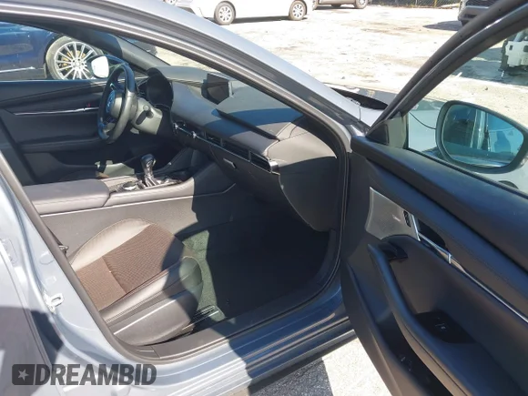✅ 2025 Mazda 3 Premium Plus • VIN: JM1BPBNY2S1756151 • Лот: 42881949. Опубліковано раніше на IAAI з пробігом 5 430 миль. Безкоштовний доступ до архіву аукціонних продажів зі США та докладний звіт про історію автомобіля на DreamBid. Зображення 5.
