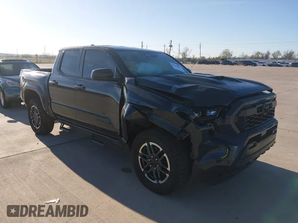 ✅ 2025 Toyota Tacoma SR5 • VIN: 3TMLB5JN7SM108386 • Lot: 44640859. Wystawiony na IAAI z przebiegiem 9 618 mil. Bezpłatny archiwum sprzedaży aukcyjnych z USA i szczegółowy raport historii pojazdu na DreamBid. Zdjęcie 1.