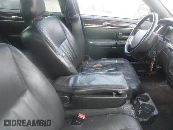 ✅ 2007 Lincoln Town Car • VIN: 1LNHM88W57Y630151 • Lot: 42284240. Wystawiony na IAAI z przebiegiem 361 950 mil. Bezpłatny archiwum sprzedaży aukcyjnych z USA i szczegółowy raport historii pojazdu na DreamBid. Zdjęcie 5.