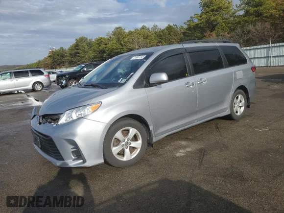 ✅ 2018 Toyota Sienna LE Auto Access Seat • VIN: 5TDKZ3DC1JS955182 • Lot: 71963732. Wystawiony na Copart z przebiegiem 93 232 mil. Bezpłatny archiwum sprzedaży aukcyjnych z USA i szczegółowy raport historii pojazdu na DreamBid. Zdjęcie 1.