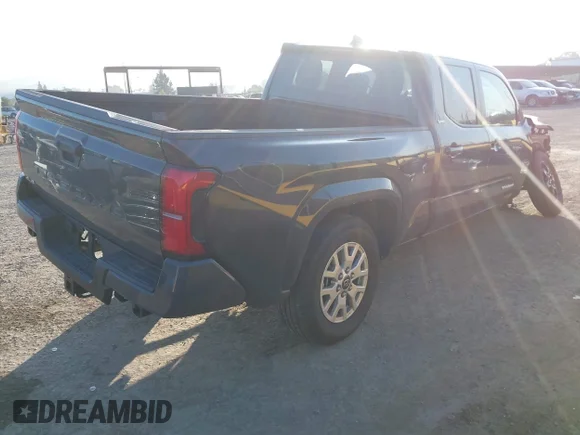 ✅ 2025 Toyota Tacoma TRD Sport • VIN: 3TMLB5JN1SM117522 • Lot: 43884619. Wystawiony na IAAI z przebiegiem 11 500 mil. Bezpłatny archiwum sprzedaży aukcyjnych z USA i szczegółowy raport historii pojazdu na DreamBid. Zdjęcie 4.