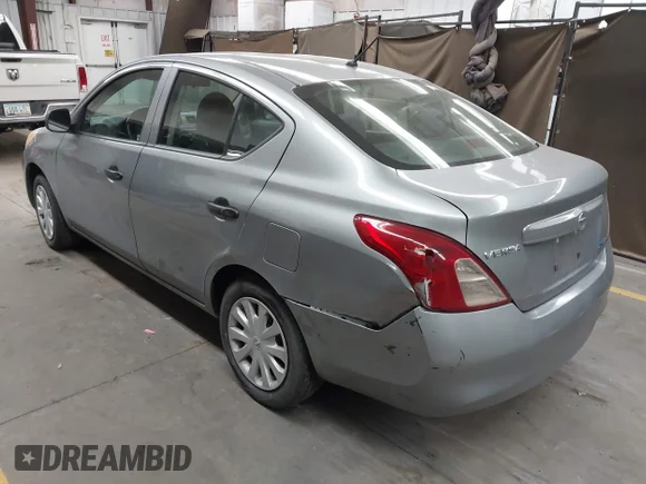 ✅ 2013 Nissan Versa SV • VIN: 3N1CN7AP5DL869790 • Lot: 43922586. Wystawiony na IAAI z przebiegiem 235 718 mil. Bezpłatny archiwum sprzedaży aukcyjnych z USA i szczegółowy raport historii pojazdu na DreamBid. Zdjęcie 3.