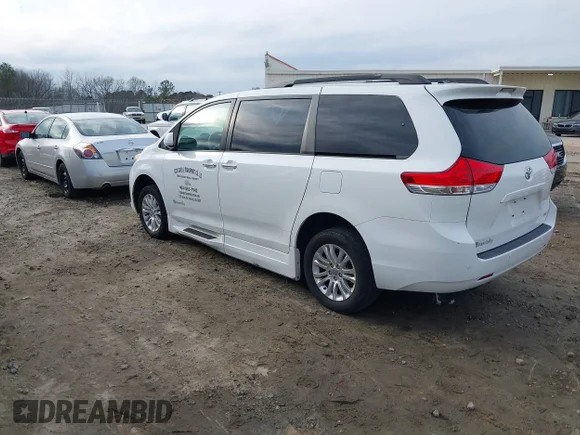 ✅ 2014 Toyota Sienna XLE • VIN: 5TDYK3DC0ES424592 • Лот: 41537864. Опубліковано раніше на IAAI з пробігом 186 067 миль. Безкоштовний доступ до архіву аукціонних продажів зі США та докладний звіт про історію автомобіля на DreamBid. Зображення 3.