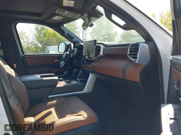 ✅ 2025 Toyota Tundra 1794 Edition • VIN: 5TFMC5DB3SX095620 • Lot: 43246058. Wystawiony na IAAI z przebiegiem 5 435 mil. Bezpłatny archiwum sprzedaży aukcyjnych z USA i szczegółowy raport historii pojazdu na DreamBid. Zdjęcie 5.