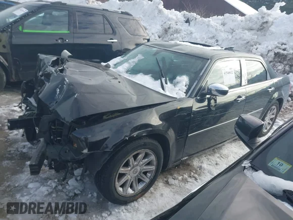 ✅ 2005 Chrysler 300 C • VIN: 2C3AA63H85H152749 • Lot: 41546612. Wystawiony na IAAI z przebiegiem 129 197 mil. Bezpłatny archiwum sprzedaży aukcyjnych z USA i szczegółowy raport historii pojazdu na DreamBid. Zdjęcie 2.
