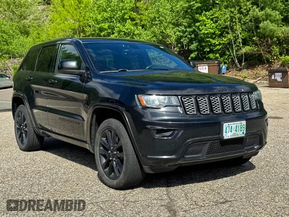 ✅ 2018 Jeep Grand Cherokee Altitude • VIN: 1C4RJFAG0JC139919 • Лот: 55359166. Опубліковано раніше на Copart з пробігом 142 227 миль. Безкоштовний доступ до архіву аукціонних продажів зі США та докладний звіт про історію автомобіля на DreamBid. Зображення 1.