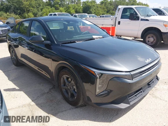 ✅ 2026 Kia K4 LXS • VIN: 3KPFT4DE8TE252072 • Лот: 45625454. Опубліковано раніше на IAAI з пробігом 8 222 миль. Безкоштовний доступ до архіву аукціонних продажів зі США та докладний звіт про історію автомобіля на DreamBid. Зображення 1.