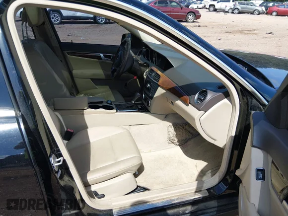 ✅ 2013 Mercedes-Benz C 250 Sport • VIN: WDDGF4HB0DA765709 • Лот: 45042101. Опубліковано раніше на IAAI з пробігом 176 724 миль. Безкоштовний доступ до архіву аукціонних продажів зі США та докладний звіт про історію автомобіля на DreamBid. Зображення 5.