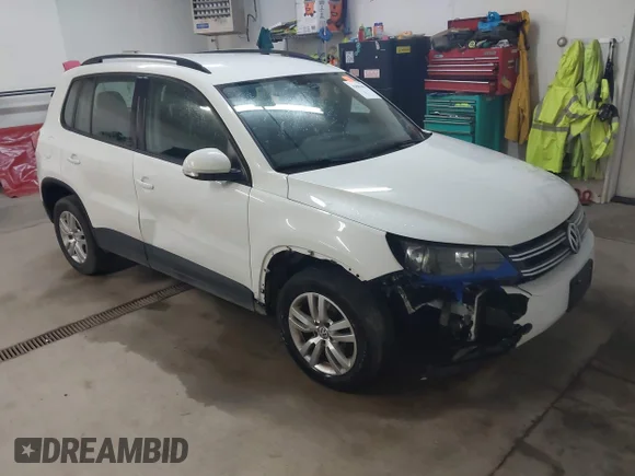 ✅ 2017 Volkswagen Tiguan S • VIN: WVGBV7AX2HK038310 • Lot: 43883651. Wystawiony na IAAI z przebiegiem 100 426 mil. Bezpłatny archiwum sprzedaży aukcyjnych z USA i szczegółowy raport historii pojazdu na DreamBid. Zdjęcie 1.