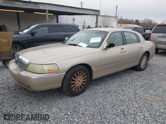 ✅ 2005 Lincoln Town Car Signature • VIN: 1LNHM81W45Y652388 • Lot: 41393429. Wystawiony na IAAI z przebiegiem 218 483 mil. Bezpłatny archiwum sprzedaży aukcyjnych z USA i szczegółowy raport historii pojazdu na DreamBid. Zdjęcie 2.