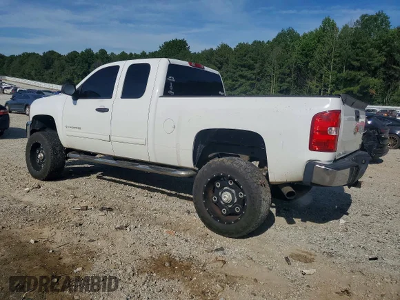 ✅ 2013 Chevrolet Silverado 1500 LS • VIN: 1GCRKREA1DZ268015 • Lot: 56232796. Wystawiony na Copart z przebiegiem 215 105 mil. Bezpłatny archiwum sprzedaży aukcyjnych z USA i szczegółowy raport historii pojazdu na DreamBid. Zdjęcie 2.