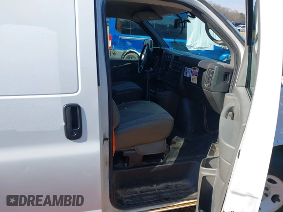 ✅ 2014 Chevrolet Express Cargo • VIN: 1GCWGFCA7E1205975 • Lot: 44130981. Wystawiony na IAAI z przebiegiem 419 328 mil. Bezpłatny archiwum sprzedaży aukcyjnych z USA i szczegółowy raport historii pojazdu na DreamBid. Zdjęcie 5.