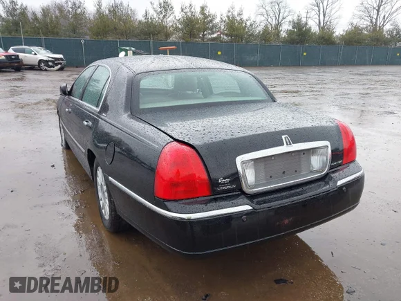 ✅ 2004 Lincoln Town Car Ultimate • VIN: 1LNHM83W54Y612297 • Lot: 41727058. Wystawiony na IAAI z przebiegiem 181 252 mil. Bezpłatny archiwum sprzedaży aukcyjnych z USA i szczegółowy raport historii pojazdu na DreamBid. Zdjęcie 3.
