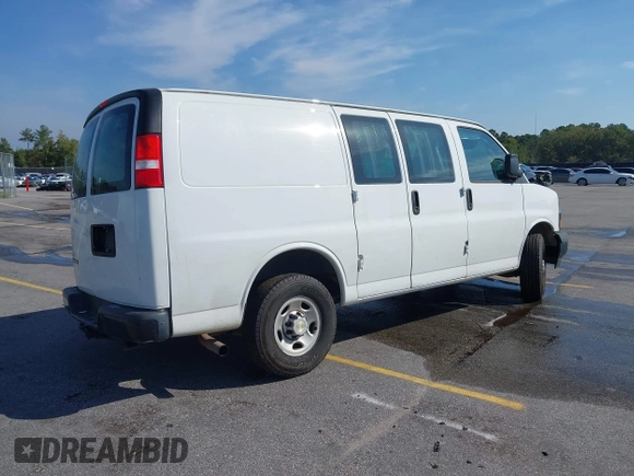 ✅ 2020 Chevrolet Express Cargo • VIN: 1GCWGAFG8L1245501 • Lot: 43226152. Wystawiony na IAAI z przebiegiem 104 247 mil. Bezpłatny archiwum sprzedaży aukcyjnych z USA i szczegółowy raport historii pojazdu na DreamBid. Zdjęcie 4.