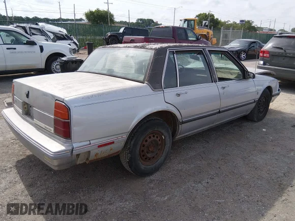 ✅ 1988 Oldsmobile Delta • VIN: 1G3HY54C8JW340217 • Lot: 45197342. Wystawiony na IAAI z przebiegiem 186 021 mil. Bezpłatny archiwum sprzedaży aukcyjnych z USA i szczegółowy raport historii pojazdu na DreamBid. Zdjęcie 4.