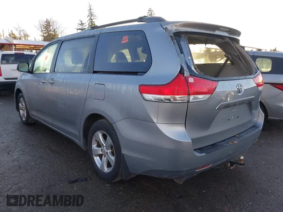 ✅ 2013 Toyota Sienna LE • VIN: 5TDKK3DC8DS385089 • Лот: 43957962. Опубликован ранее на IAAI с пробегом 190 975 миль. Бесплатный доступ к архиву аукционных продаж из США и подробный отчёт об истории автомобиля на DreamBid. Изображение 3.