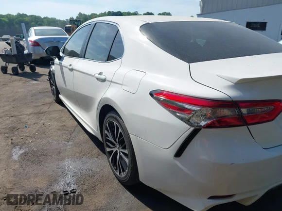✅ 2018 Toyota Camry SE • VIN: 4T1B11HK8JU135282 • Lot: 44885981. Wystawiony na IAAI z przebiegiem 96 898 mil. Bezpłatny archiwum sprzedaży aukcyjnych z USA i szczegółowy raport historii pojazdu na DreamBid. Zdjęcie 3.