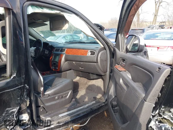 ✅ 2013 Chevrolet Tahoe LTZ • VIN: 1GNSKCE08DR105147 • Lot: 44411715. Wystawiony na IAAI z przebiegiem 135 285 mil. Bezpłatny archiwum sprzedaży aukcyjnych z USA i szczegółowy raport historii pojazdu na DreamBid. Zdjęcie 5.