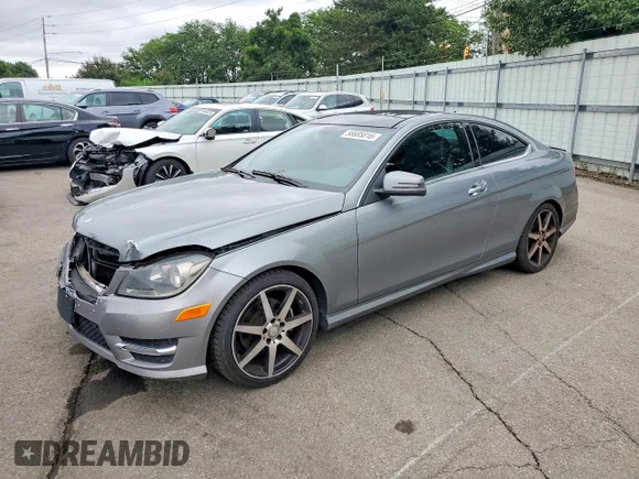✅ 2015 Mercedes-Benz C 250 • VIN: WDDGJ4HB5FG393993 • Лот: 56685816. Опубликован ранее на Copart с пробегом 210 112 миль. Бесплатный доступ к архиву аукционных продаж из США и подробный отчёт об истории автомобиля на DreamBid. Изображение 1.