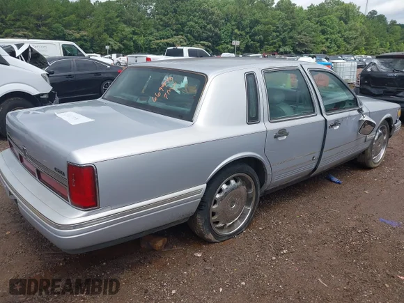 ✅ 1997 Lincoln Town Car Executive • VIN: 1LNLM81W8VY669978 • Lot: 45367148. Wystawiony na IAAI z przebiegiem 241 835 mil. Bezpłatny archiwum sprzedaży aukcyjnych z USA i szczegółowy raport historii pojazdu na DreamBid. Zdjęcie 4.