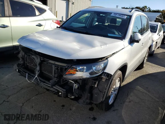 ✅ 2016 Volkswagen Tiguan SE • VIN: WVGBV7AX4GW590432 • Лот: 70819652. Опубликован ранее на Copart с пробегом 85 429 миль. Бесплатный доступ к архиву аукционных продаж из США и подробный отчёт об истории автомобиля на DreamBid. Изображение 1.