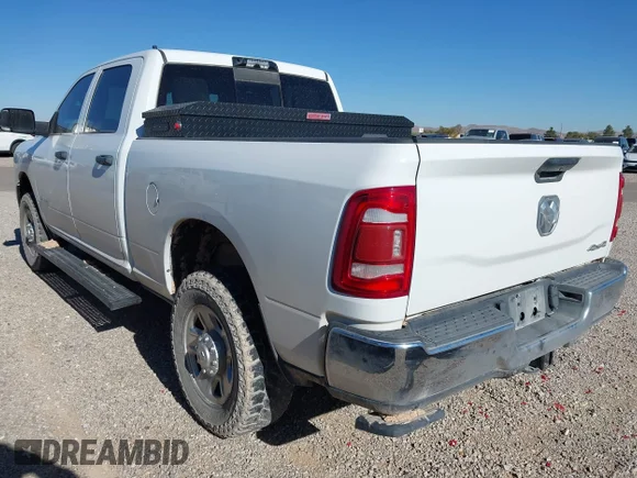 ✅ 2022 Ram 2500 Tradesman • VIN: 3C6UR5CJ6NG321978 • Lot: 43810223. Wystawiony na IAAI z przebiegiem 112 557 mil. Bezpłatny archiwum sprzedaży aukcyjnych z USA i szczegółowy raport historii pojazdu na DreamBid. Zdjęcie 3.