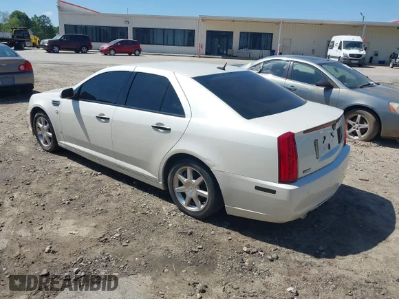 ✅ 2008 Cadillac STS RWD • VIN: 1G6DZ67A480167663 • Лот: 44907156. Опубліковано раніше на IAAI з пробігом 104 880 миль. Безкоштовний доступ до архіву аукціонних продажів зі США та докладний звіт про історію автомобіля на DreamBid. Зображення 3.