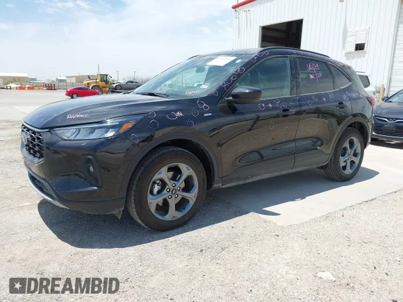 ✅ 2025 Ford Escape ST-Line Select • VIN: 1FMCU9NA6SUB30928 • Лот: 45117293. Опубліковано раніше на IAAI з пробігом 22 923 миль. Безкоштовний доступ до архіву аукціонних продажів зі США та докладний звіт про історію автомобіля на DreamBid. Зображення 2.