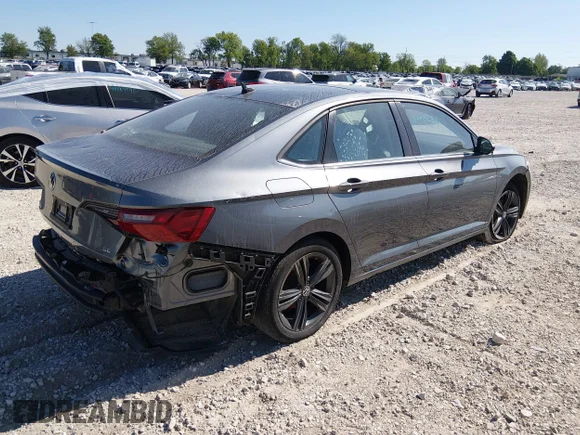 ✅ 2023 Volkswagen Jetta SE • VIN: 3VW7M7BU3PM017648 • Lot: 44702896. Wystawiony na IAAI z przebiegiem 67 972 mil. Bezpłatny archiwum sprzedaży aukcyjnych z USA i szczegółowy raport historii pojazdu na DreamBid. Zdjęcie 4.