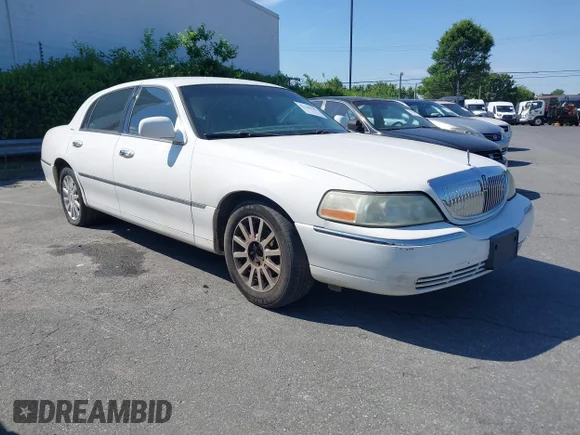 ✅ 2006 Lincoln Town Car Signature • VIN: 1LNHM81V46Y634398 • Lot: 42140781. Wystawiony na IAAI z przebiegiem 159 256 mil. Bezpłatny archiwum sprzedaży aukcyjnych z USA i szczegółowy raport historii pojazdu na DreamBid. Zdjęcie 1.