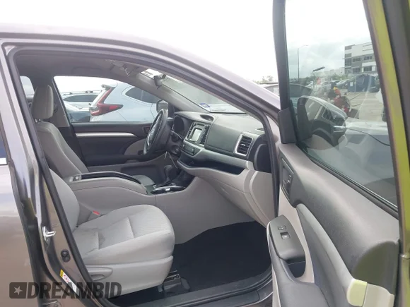 ✅ 2018 Toyota Highlander LE • VIN: 5TDZARFH0JS039238 • Lot: 45318260. Wystawiony na IAAI z przebiegiem 100 974 mil. Bezpłatny archiwum sprzedaży aukcyjnych z USA i szczegółowy raport historii pojazdu na DreamBid. Zdjęcie 5.