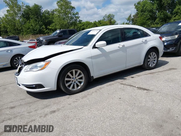 ✅ 2013 Chrysler 200 Touring • VIN: 1C3CCBBGXDN532136 • Lot: 45099736. Wystawiony na IAAI z przebiegiem 210 112 mil. Bezpłatny archiwum sprzedaży aukcyjnych z USA i szczegółowy raport historii pojazdu na DreamBid. Zdjęcie 2.