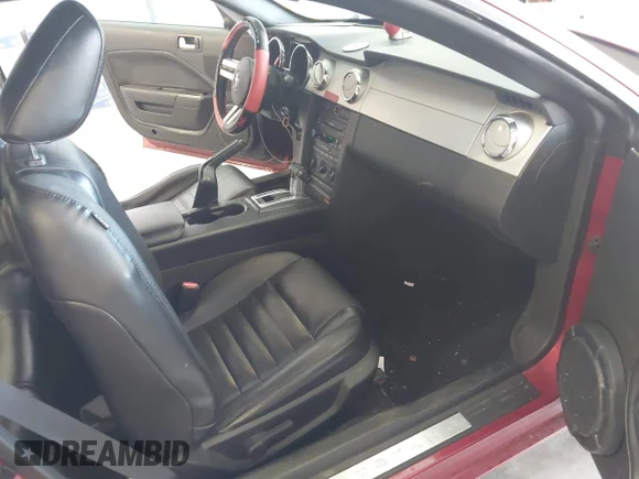 ✅ 2007 Ford Mustang GT Deluxe • VIN: 1ZVHT82H075232278 • Lot: 44603450. Wystawiony na IAAI z przebiegiem 121 966 mil. Bezpłatny archiwum sprzedaży aukcyjnych z USA i szczegółowy raport historii pojazdu na DreamBid. Zdjęcie 5.