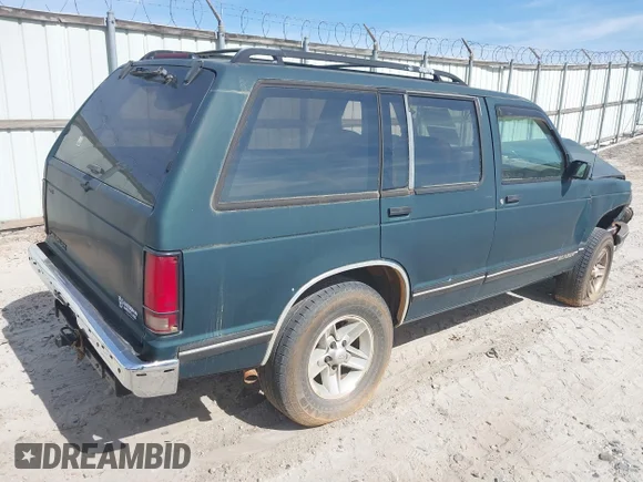 ✅ 1994 Chevrolet Blazer • VIN: 1GNCS13W3R0180933 • Lot: 41823501. Wystawiony na IAAI z przebiegiem 259 563 mil. Bezpłatny archiwum sprzedaży aukcyjnych z USA i szczegółowy raport historii pojazdu na DreamBid. Zdjęcie 4.
