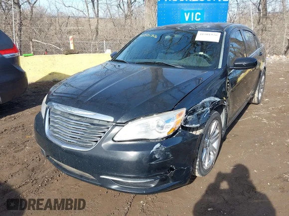 ✅ 2012 Chrysler 200 LX • VIN: 1C3CCBAB5CN318269 • Lot: 41501926. Wystawiony na IAAI z przebiegiem 162 123 mil. Bezpłatny archiwum sprzedaży aukcyjnych z USA i szczegółowy raport historii pojazdu na DreamBid. Zdjęcie 2.