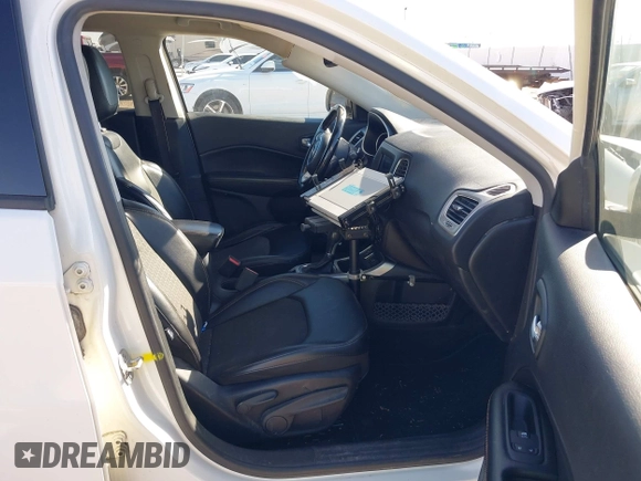 ✅ 2019 Jeep Compass Latitude • VIN: 3C4NJCBB2KT802879 • Lot: 44027680. Wystawiony na IAAI z przebiegiem 128 395 mil. Bezpłatny archiwum sprzedaży aukcyjnych z USA i szczegółowy raport historii pojazdu na DreamBid. Zdjęcie 5.