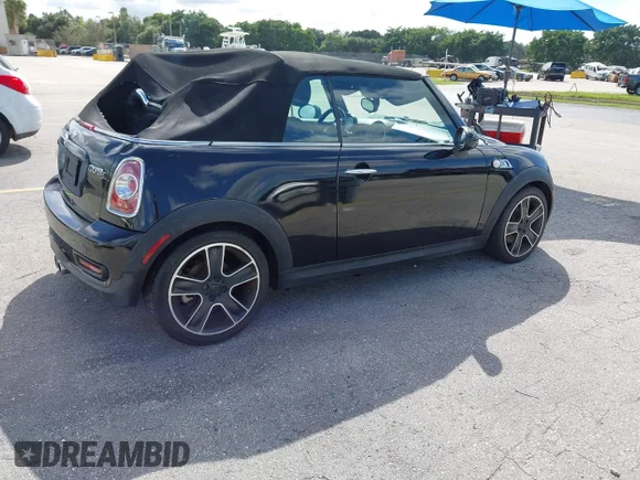 ✅ 2014 MINI Convertible S • VIN: WMWZP3C52ET706109 • Lot: 43559738. Wystawiony na IAAI z przebiegiem 95 699 mil. Bezpłatny archiwum sprzedaży aukcyjnych z USA i szczegółowy raport historii pojazdu na DreamBid. Zdjęcie 4.