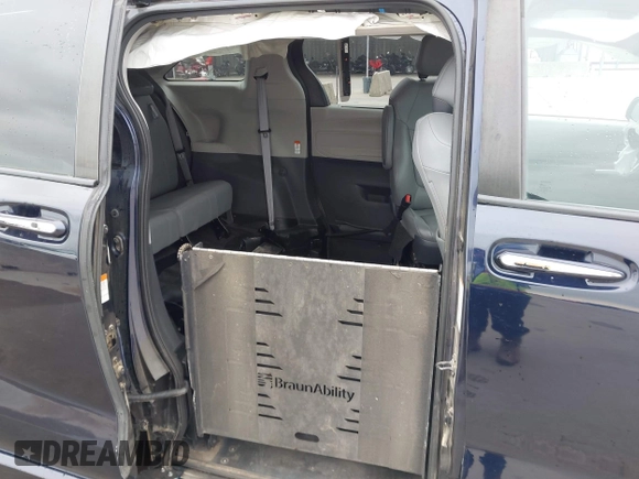 ✅ 2021 Toyota Sienna XLE • VIN: 5TDJRKEC5MS044538 • Lot: 44731521. Wystawiony na IAAI z przebiegiem Nie podano. Bezpłatny archiwum sprzedaży aukcyjnych z USA i szczegółowy raport historii pojazdu na DreamBid. Zdjęcie 8.