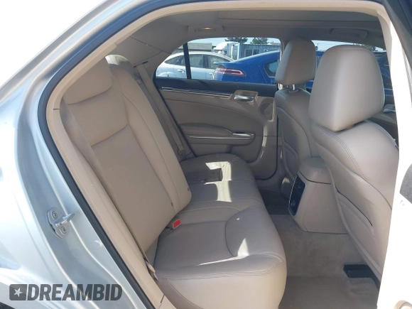 ✅ 2013 Chrysler 300 • VIN: 2C3CCARG0DH592063 • Lot: 41931461. Wystawiony na IAAI z przebiegiem 74 965 mil. Bezpłatny archiwum sprzedaży aukcyjnych z USA i szczegółowy raport historii pojazdu na DreamBid. Zdjęcie 8.