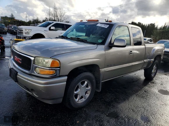 ✅ 2002 GMC Sierra 1500 Denali • VIN: 2GTFK69U421383221 • Лот: 77227655. Опубликован ранее на Copart с пробегом 166 725 миль. Бесплатный доступ к архиву аукционных продаж из США и подробный отчёт об истории автомобиля на DreamBid. Изображение 1.