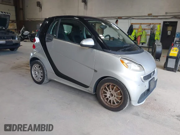✅ 2014 Smart fortwo Pure • VIN: WMEEJ3BA3EK750807 • Lot: 42603379. Wystawiony na IAAI z przebiegiem 99 376 mil. Bezpłatny archiwum sprzedaży aukcyjnych z USA i szczegółowy raport historii pojazdu na DreamBid. Zdjęcie 1.
